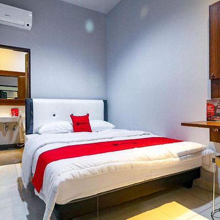 Reddoorz Near Kebon Jeruk Jakarta Exterior photo