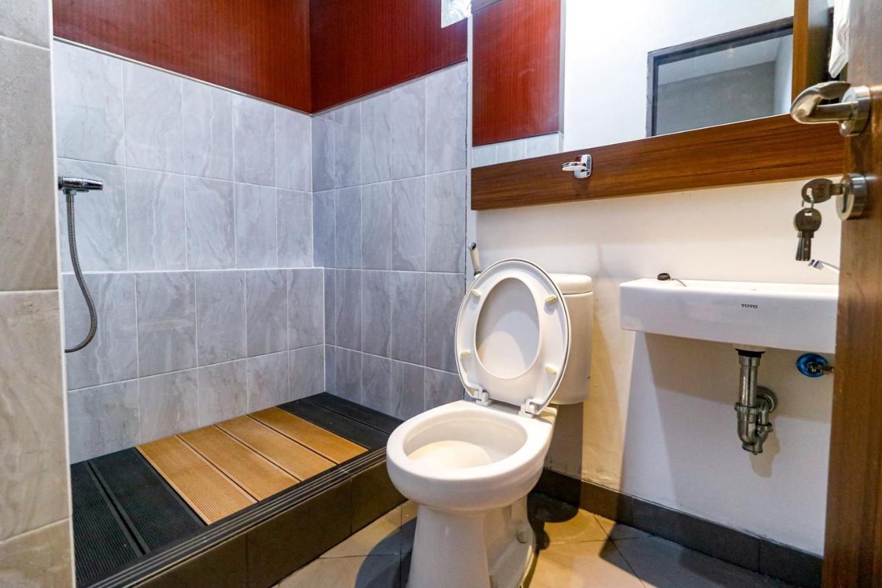 Reddoorz Near Kebon Jeruk Jakarta Exterior photo