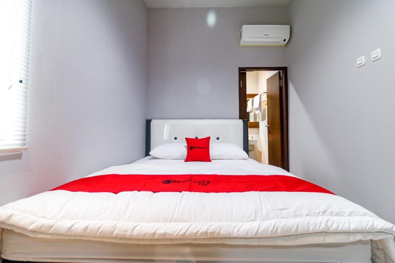 Reddoorz Near Kebon Jeruk Jakarta Exterior photo